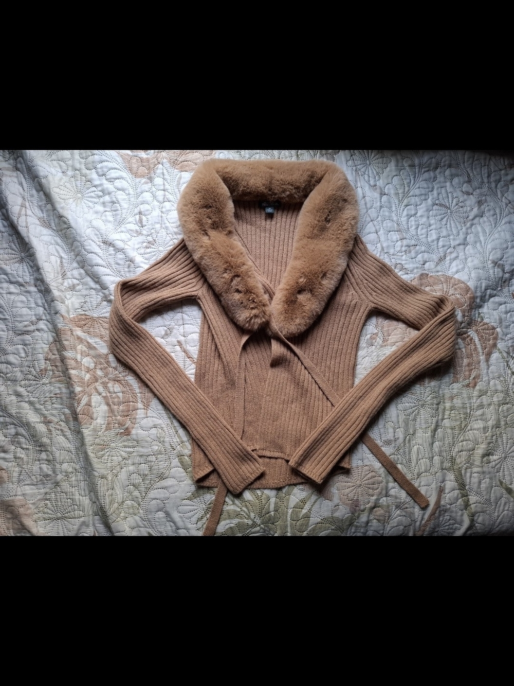 Womens Ribbed Faux-Fur Collar Wrap Sweater - Camel